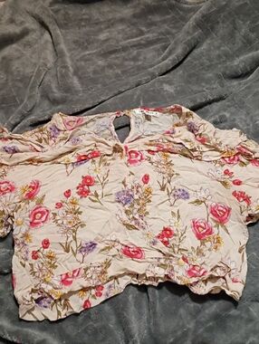💙 3 For $12 Say What? Cream Floral Ruffle Crop Top